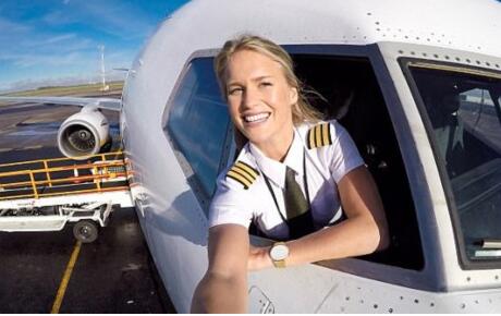 飞行员美出天际 美女飞行员在网上分享生活工