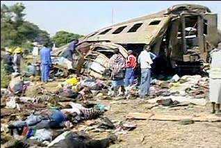 南非客车货车相撞 现场非常悲惨18人直接死亡受到网友关注