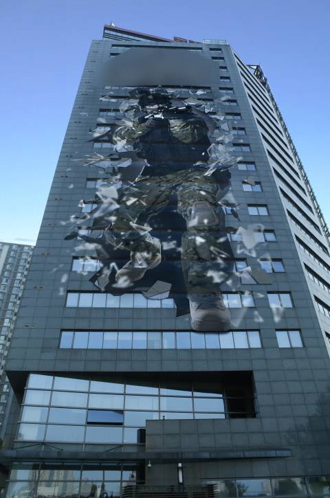 20层楼海报成网红 网友:进击的巨人呀