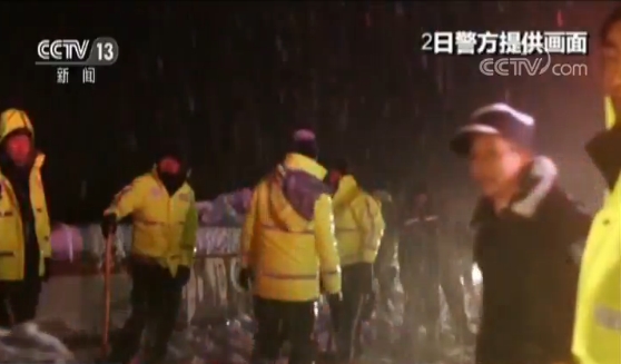 四川折多山突降大雪一千余台车滞留 当地连夜展开救助工作