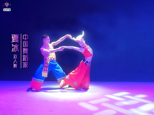 中国舞蹈家夏冰双人舞线条造型