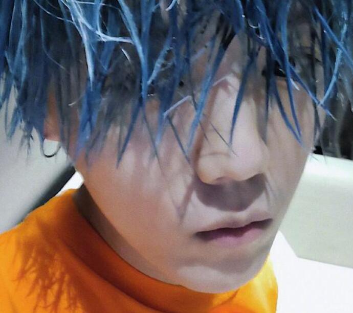 鹿晗蓝发造型犹如从漫画走出