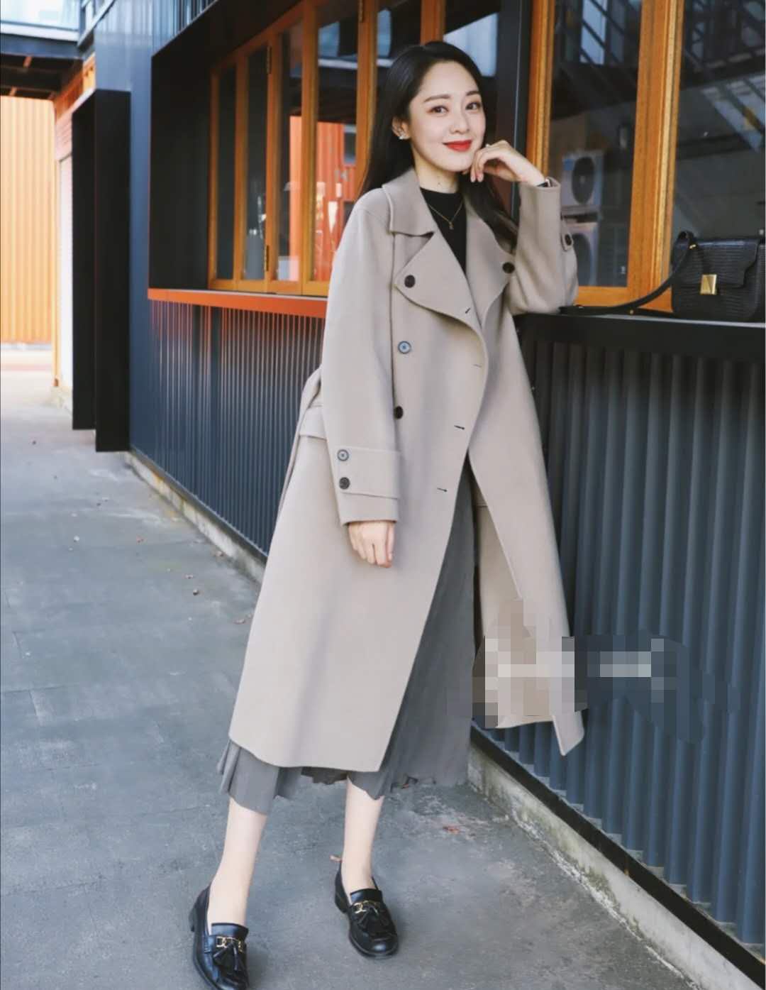Kaia Gerber 巴黎街拍，这驼色大衣和阔腿裤看起来质感都非常棒！