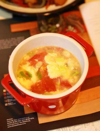 西红柿鸡蛋汤是完美的搭配 做法简单便捷