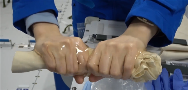 神奇！在太空拧毛巾会获得一副水膜手套