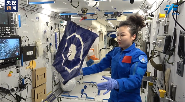 神奇！在太空拧毛巾会获得一副水膜手套