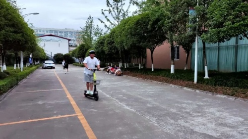 精灵滑行协助希望汽车学院 实现共享智慧出行
