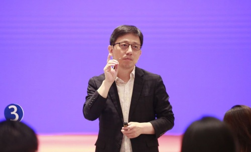 顾均辉说定位:一只小猪一年卷走70亿究竟做对了什么?