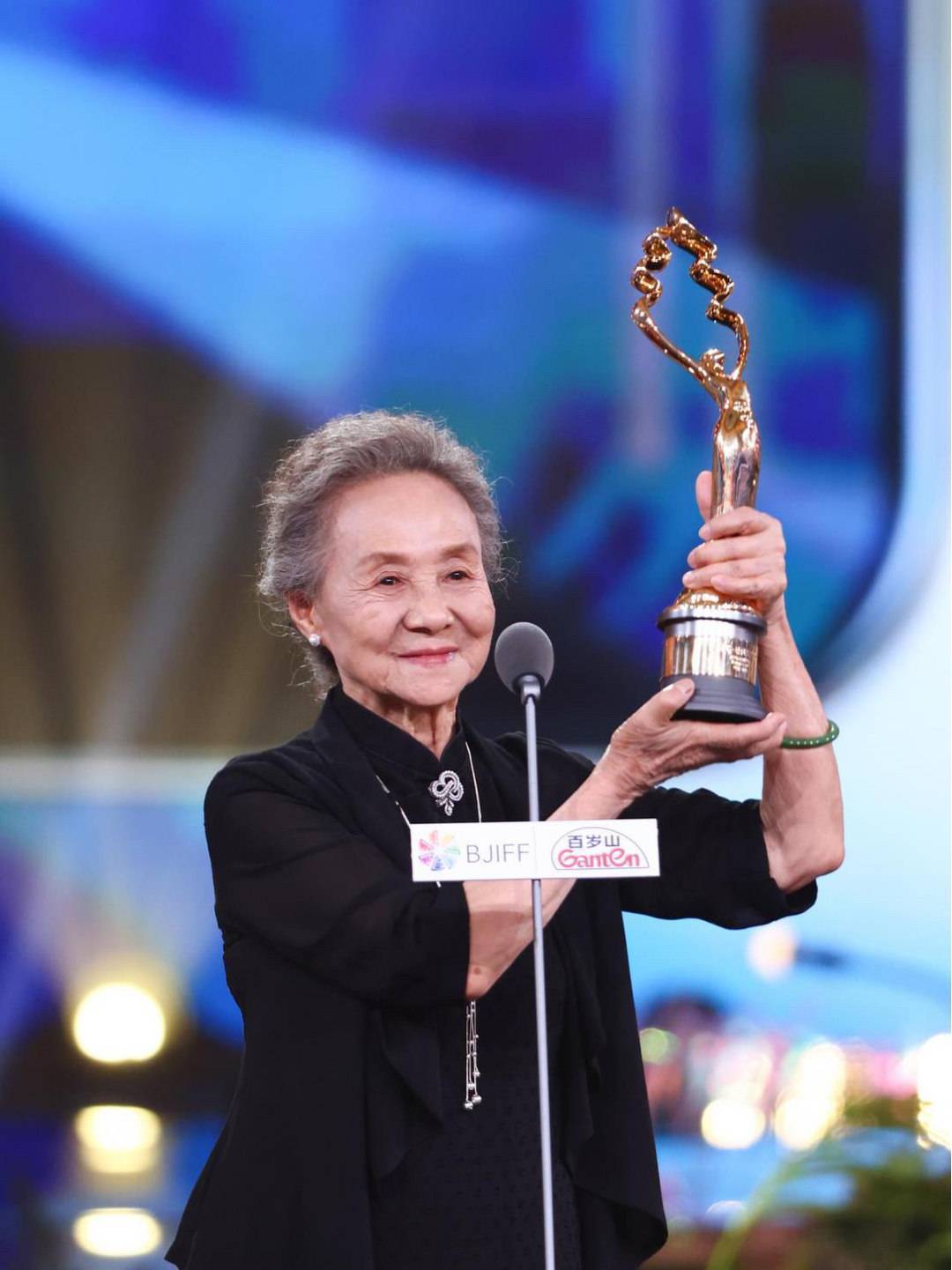 84岁高龄的“国民奶奶”吴彦姝获天坛奖    女主角