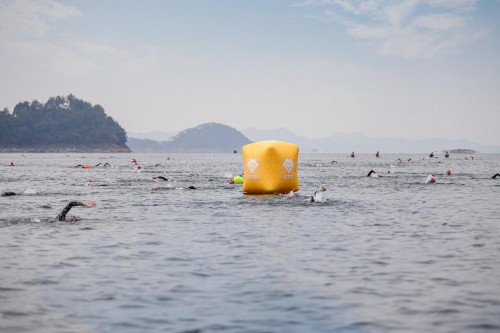  գ2022ǧڴǧѴ졣Ǽ7µ׽껪ɹٰ֮ʱ3Ƭˮɵһƪ¡ȫ1000ѡڳ־ԸߡԱ͹ڹڴˣһͬⳡĩʢ䡣ΪھٰµȷУҲǧһʽȫ226ĳһ˶ˮɽļײݡ      ¹226113Ͱ˱׼𣬲Ŵ226ʹ113顣226ѡҪ3.8Ӿ180г42.2ܼܲ226̣ǧ·ΣвμӴѡ˵һսľͬʱ113ѡֲӦ룬ѡ1.5Ӿ40г10ܼܲ51.5̡¶һо2016δϵ񻶣ݡŷǹ죬峿630226ѡǧͷȳƽǧˮˣһ֮Դ˿ʼ      ڼ̵ĿĻʽ󣬴113ͱѡǽ745½ˮ˸Եı̡һϵĽ𣬱ѡȳߡ113ѡҲ1230֮½ִյ㣬Խ˴ʤĳߣʹˣ113ŮȫǰҲ䶨ӹھLew Steven Ji Yingɼ4Сʱ4804룻Ǿڣɼ4Сʱ5126룻¹һɼ4Сʱ5319롣ŮھHansen Ingridɼ5Сʱ3629룻Ǿգɼ5Сʱ4701룻־գɼ5Сʱ4816롣    3룬ذϮ226ĵһѡPeter WolkowiczڵȺյǰĹҰ9Сʱ1852ľʱ䣬ȵڶ1Сʱ2753룩յ㣬Ϊλǧ226ȫھֱ10Сʱ4545룬10Сʱ5350ɼеڶλŮѡʵͬСŮ40-49Marato Gonzalez11Сʱ5445ɼεͷƻô226Ůȫڶ»õ      ڽУѵŲĴ226ӺɳӳԪɵĴ113ӷֻøھŶ֮ǵ֮á      1127֣һλѡֳߣ2022ǧʽĻǧĺͷعҹɫµǧ˰ֺȣž׺ãѡҹɫģ˵˶Ȼ޺г      ÿǧٰȰ˶ĹפǵͶ͹ڵñĩǧΪַǷ԰Źڵͼ˶ĶòѡȫԸҲùΪ֮      ˻ҲǴаҪ֮һɽˮ»ĳضصȻβ˲ǳľҲǧһһȵʢᣬǶԣмижսǻۡ˺˳ǣءǧĹ¾ˣһڴʢǧлǵֺ֧飬ͦһһļѲۣӭѾõⳡʢᡣǽһԼȰѰһпܵͻƣټ