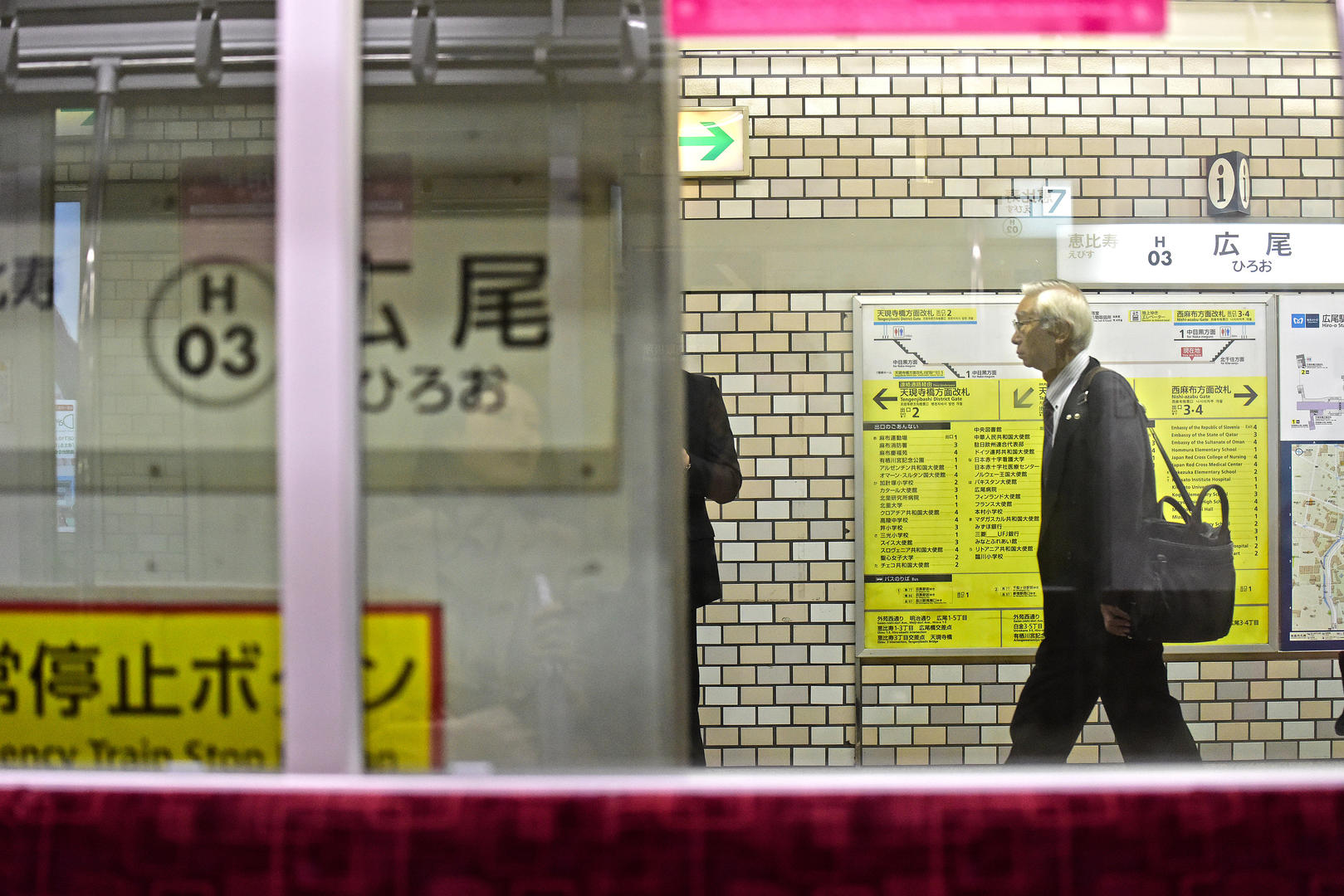 ▲(资料图)日本东京地铁里一位背着公文包的老年人 图据视觉中国