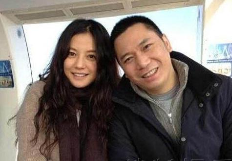 赵薇罕见秀恩爱 老公牵手幸福温馨