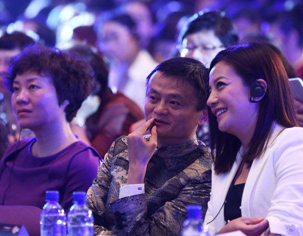 女性大会开幕 赵薇马云热聊显亲密