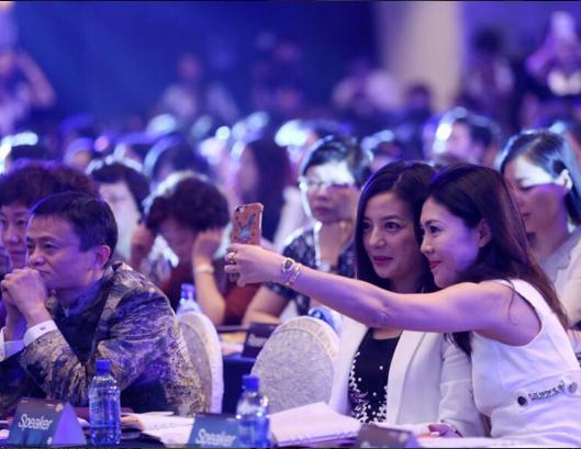 女性大会开幕 赵薇马云热聊显亲密