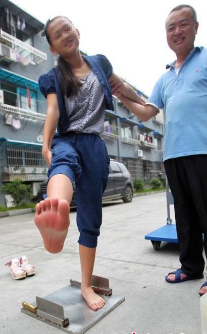 温州13岁女孩赤脚踩刀刃"走江湖":高手在民间