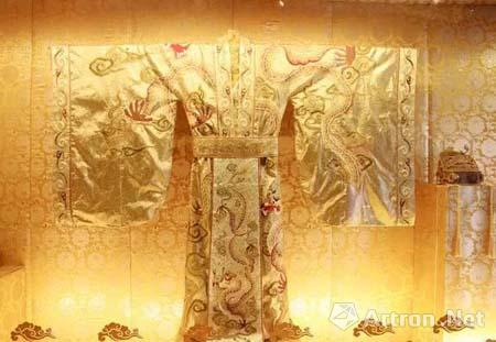 清朝皇帝的龙袍里面到底隐藏着什么秘密?