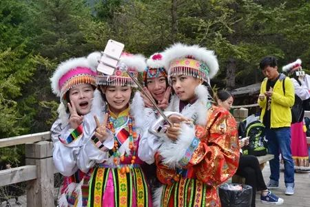 接待游客超2.3万人次 九寨沟迎五一小高峰