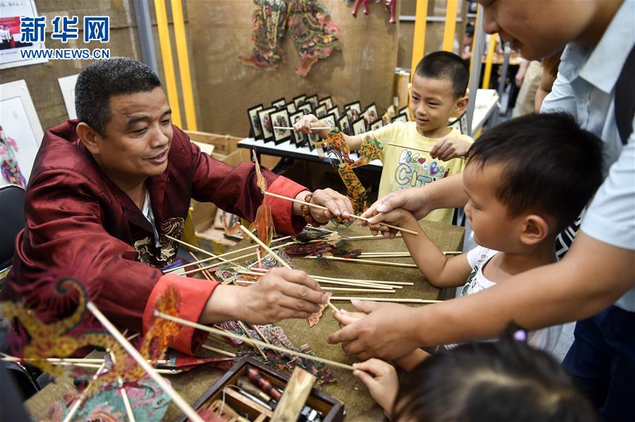 四川“非遗”羌绣亮相深圳文博会