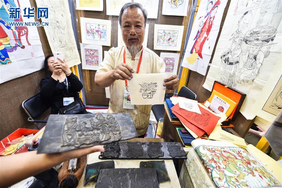 四川“非遗”羌绣亮相深圳文博会