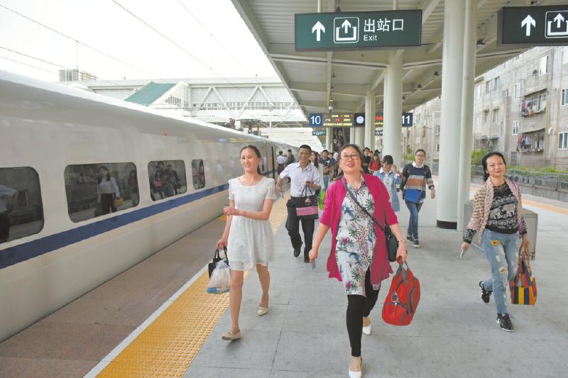 兰渝铁路动车开跑 乘客提前感受广元阆中汉唐文化