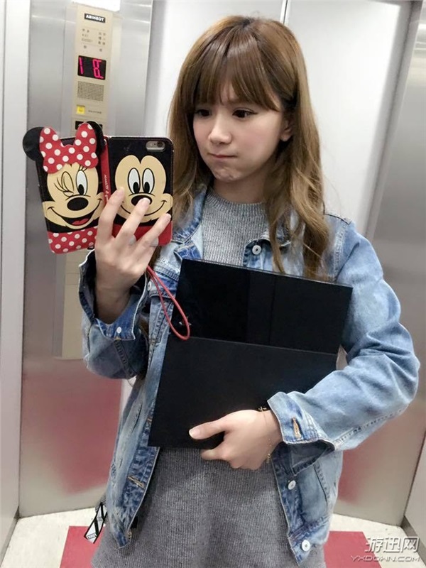 台湾女主播美美惹人爱 土豪“干爹”匿名送PS4