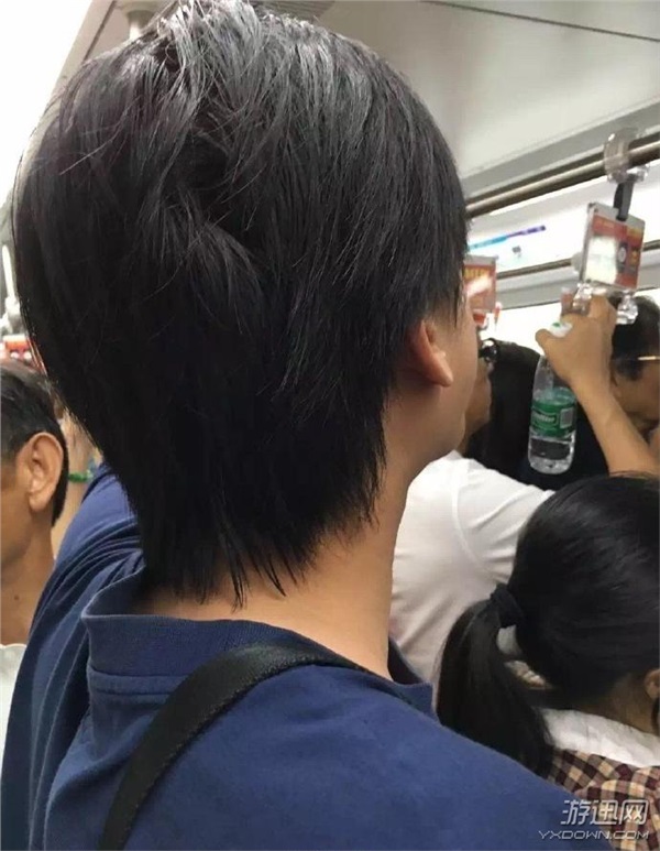 上海地铁惊现痴汉 被骚扰女子经提醒仍沉默