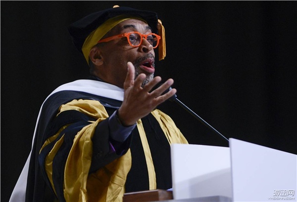 毕业致辞哪家强?盘点外国明星们的毕业典礼致辞