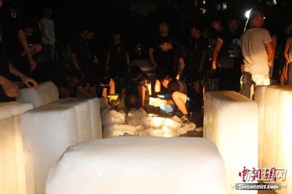 高校抗暑奇招倍出:广西一大学向学生发放冰块降温