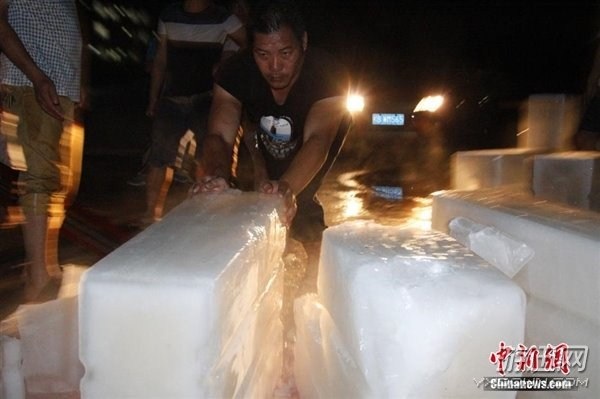 高校抗暑奇招倍出:广西一大学向学生发放冰块降温