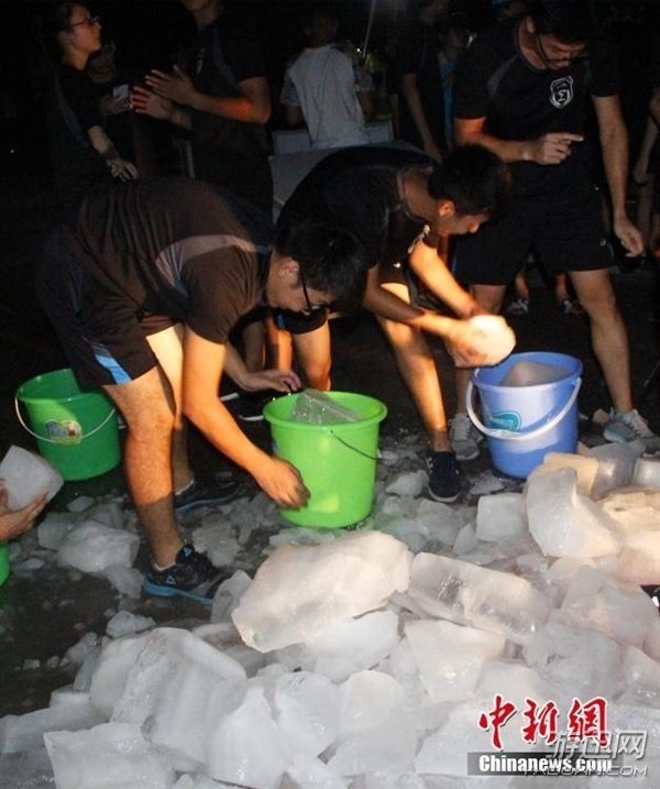 高校抗暑奇招倍出:广西一大学向学生发放冰块降温