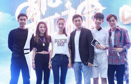 HelloŮǵϸϽ ǵ΢Χ߶ع