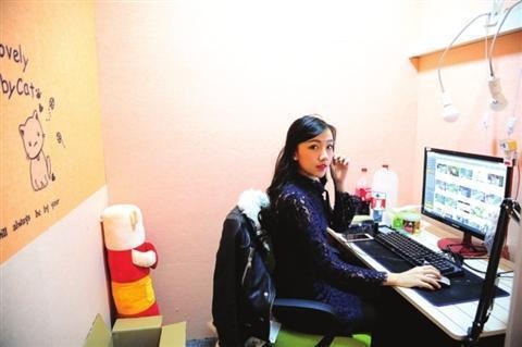 网曝女主播玩劈腿遭撒尿警告 劈腿对象竟然是小学生! 网曝女主播玩劈腿遭撒尿警告 劈腿对象竟然是小学生!