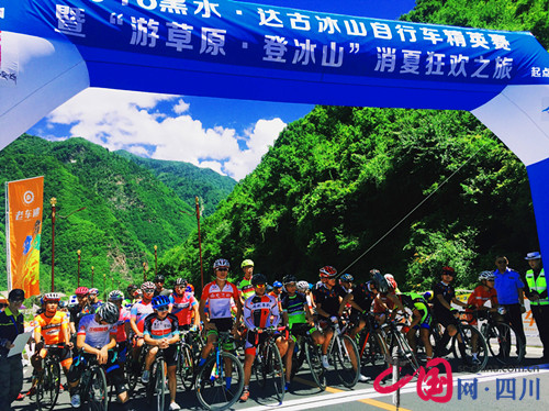 达古冰山以全域旅游+体育 推出“游草原·登冰山”消夏狂欢之旅