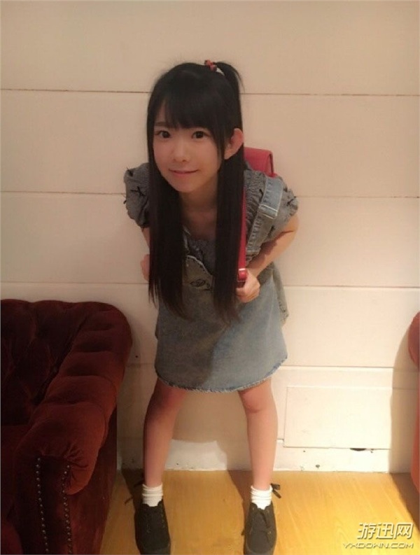 这才是真正的“童颜”!20岁美女完美Cos动漫小学生