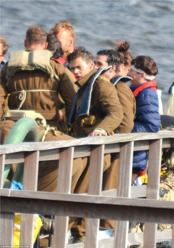 诺兰大神新片《敦刻尔克》曝光片场照 直击撤退戏份 诺兰大神新片《敦刻尔克》片场照曝光 士兵乘船撤退