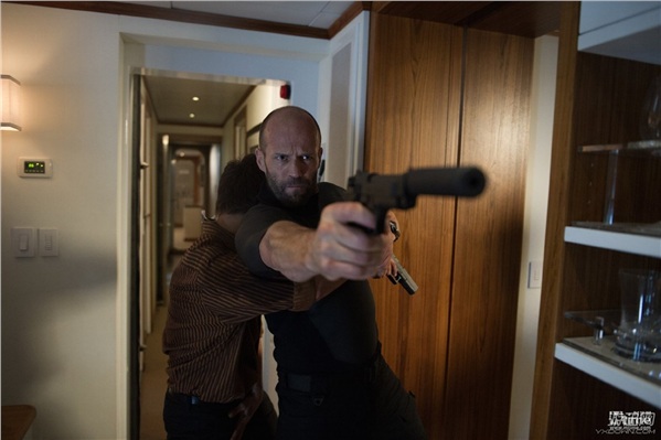 《机械师2》最新剧照 杨紫琼亮相海滩,斯坦森大秀枪技