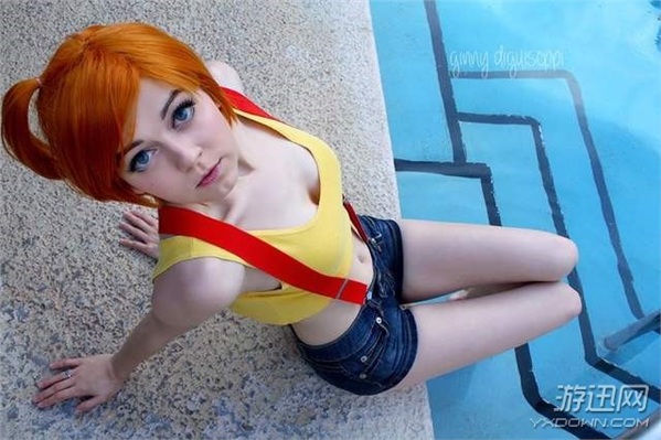 美女Cos《口袋妖怪:GO》训练师 走上街头,回头率100%