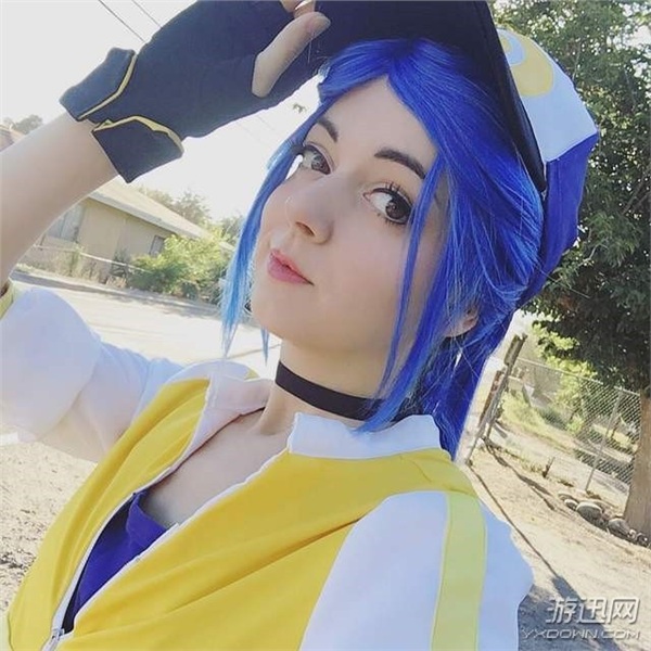 美女Cos《口袋妖怪:GO》训练师 走上街头,回头率100%