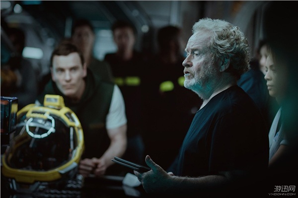 《异形:契约》曝杀青照 《异形5》有望重新步入正轨 《异形:契约》曝杀青照 女主短发背心致敬女汉子雷普利