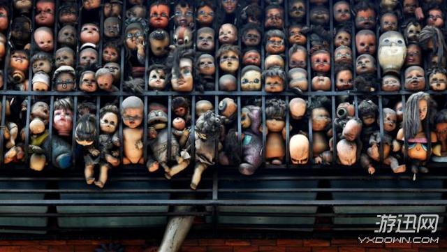 恐怖片的即视感!国外艺术家收藏玩偶挤满阳台吓尿路人 恐怖片的即视感!国外艺术家收藏玩偶挤满阳台吓尿路人