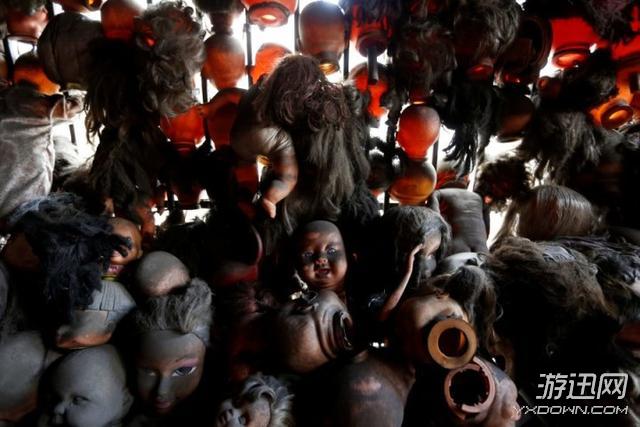 恐怖片的即视感!国外艺术家收藏玩偶挤满阳台吓尿路人 恐怖片的即视感!国外艺术家收藏玩偶挤满阳台吓尿路人