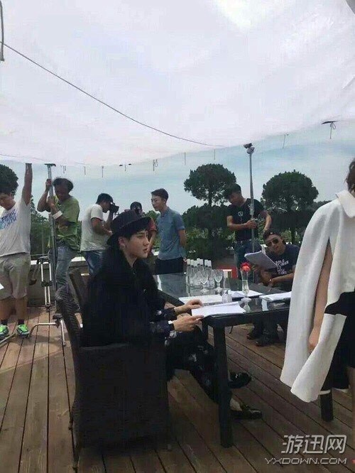 蛇精男刘梓晨身穿皮草拍戏 网友:戴着眼镜好像吴亦凡