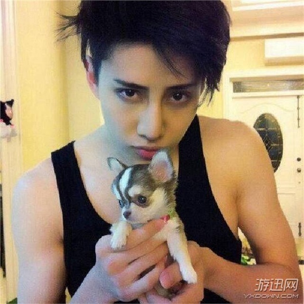 蛇精男刘梓晨身穿皮草拍戏 网友:戴着眼镜好像吴亦凡