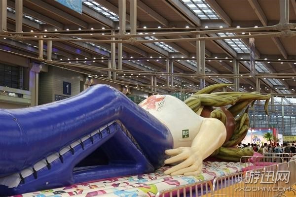 动漫展惊现28米巨型充气娃娃!游客还能钻进去参观