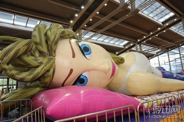 动漫展惊现28米巨型充气娃娃!游客还能钻进去参观