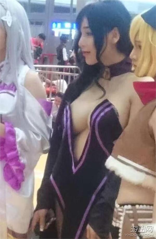 深圳漫展大尺度Coser引热议 黑丝御姐,酥胸半露!