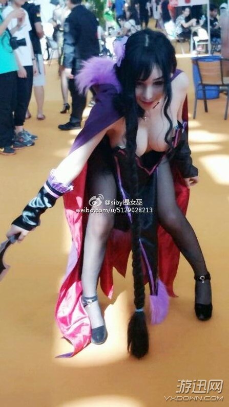 深圳漫展大尺度Coser引热议 黑丝御姐,酥胸半露!