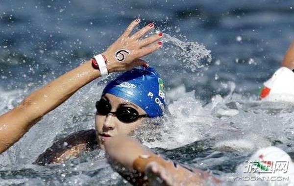 里约奥运会法国选手硬把对手按下水!被取消成绩