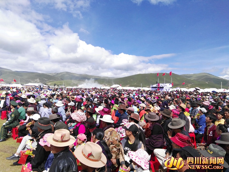 歌儿唱起来锅庄跳起来 稻城第二届亚丁登秋节开幕