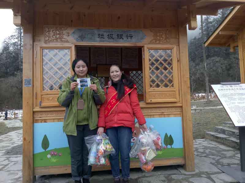 游客自捡垃圾有机会免费游景区 海螺沟“垃圾银行”获赞